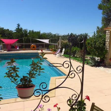 Casa de Férias Les Du Mas Des Cigales Nîmes