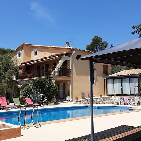 Holiday home Les Du Mas Des Cigales *